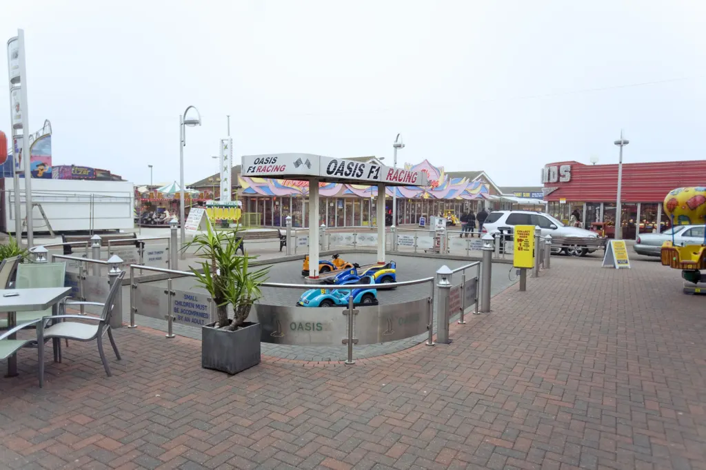 Bloc Weekend 2008 — documentary, event and music photograph in Hemsby-on-Sea, Norfolk, UK, frame 63 of 151.